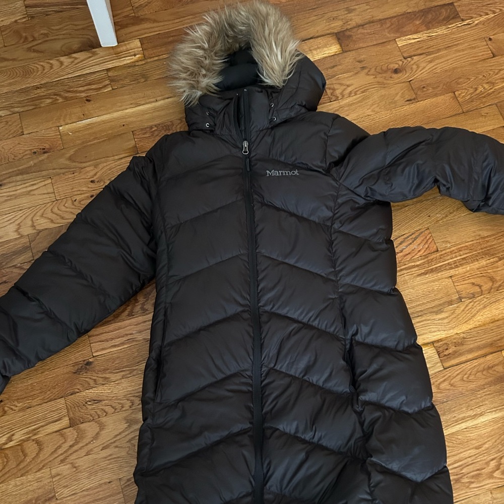 Marmot knee length parka. Size large but fits like a Medium.